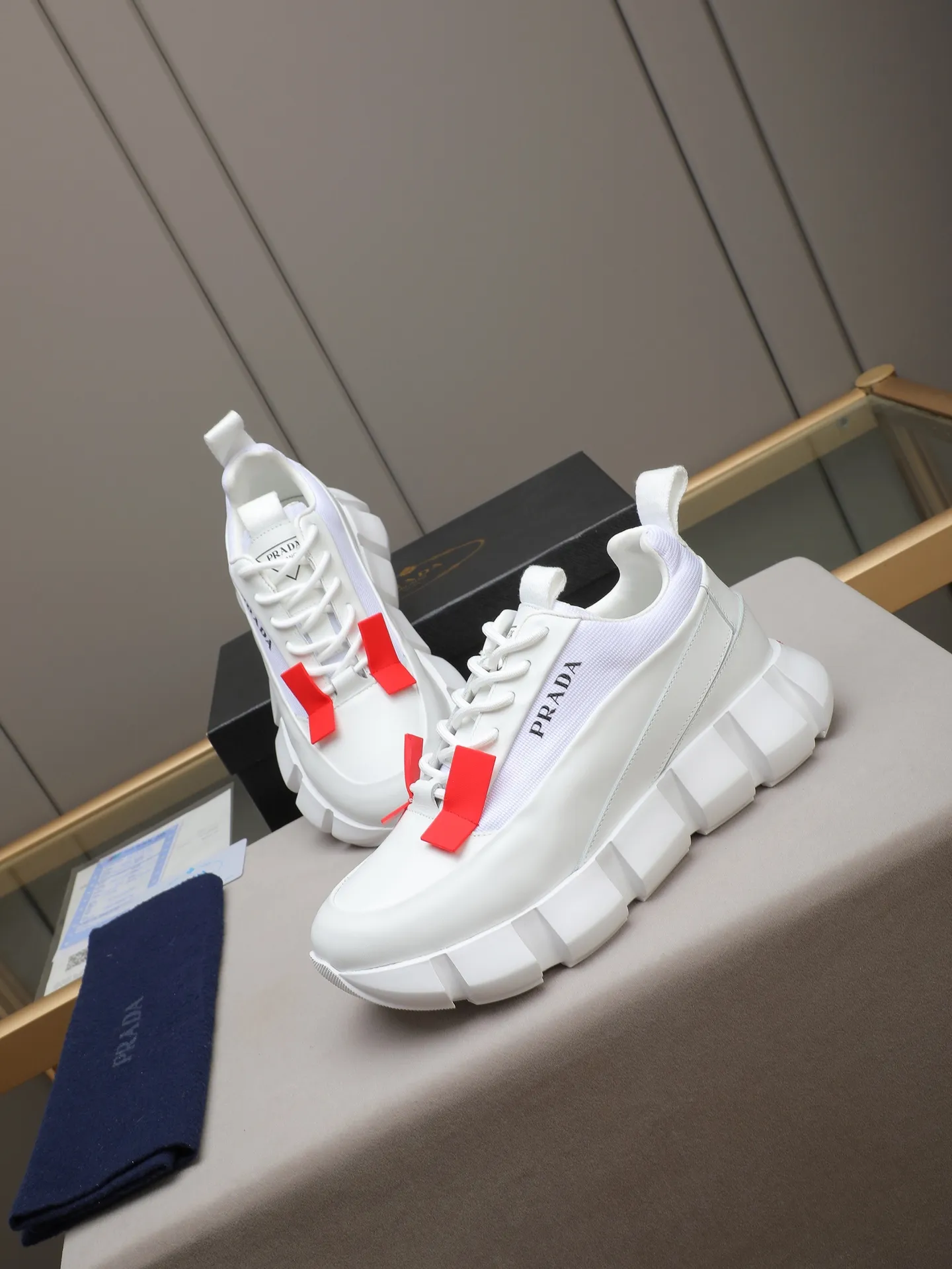 PP500 PRADA/Prada men's lace-up casual sports shoes, the upper is made of imported first-layer calfskin, soft, comfortable and breathable ➕ washed sheepskin lining! The tongue is decorated with the PRADA brand letter logo. The rubber thick sole echoes the red label tongue. The style is fashionable and elegant. The details are carefully crafted. A casual sports shoe with a super western style and excellent breathability!  Size: 38-44 (45 46 customized)